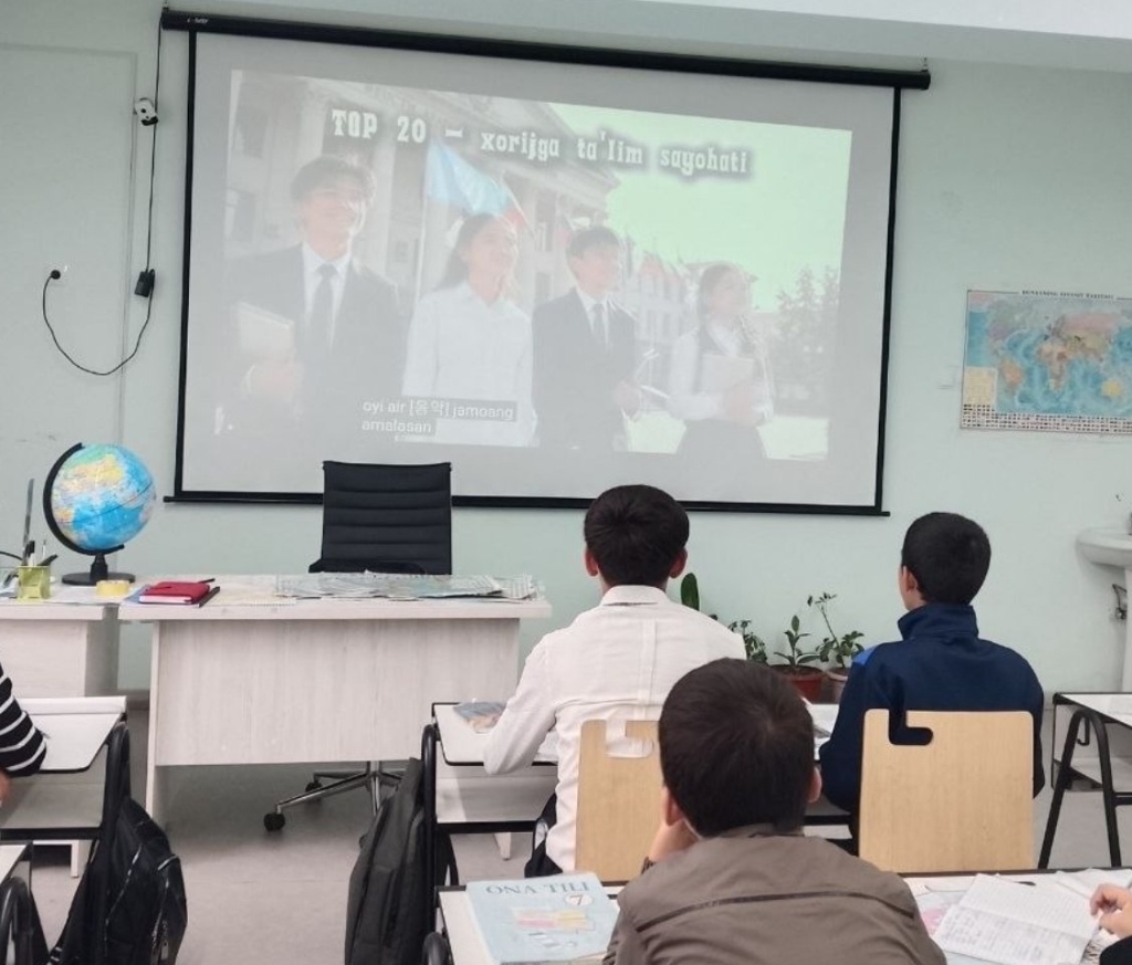 “Kelajak soati”: Proyektor orqali xorijiy ta’lim tajribasi bilan tanishuv jarayoni