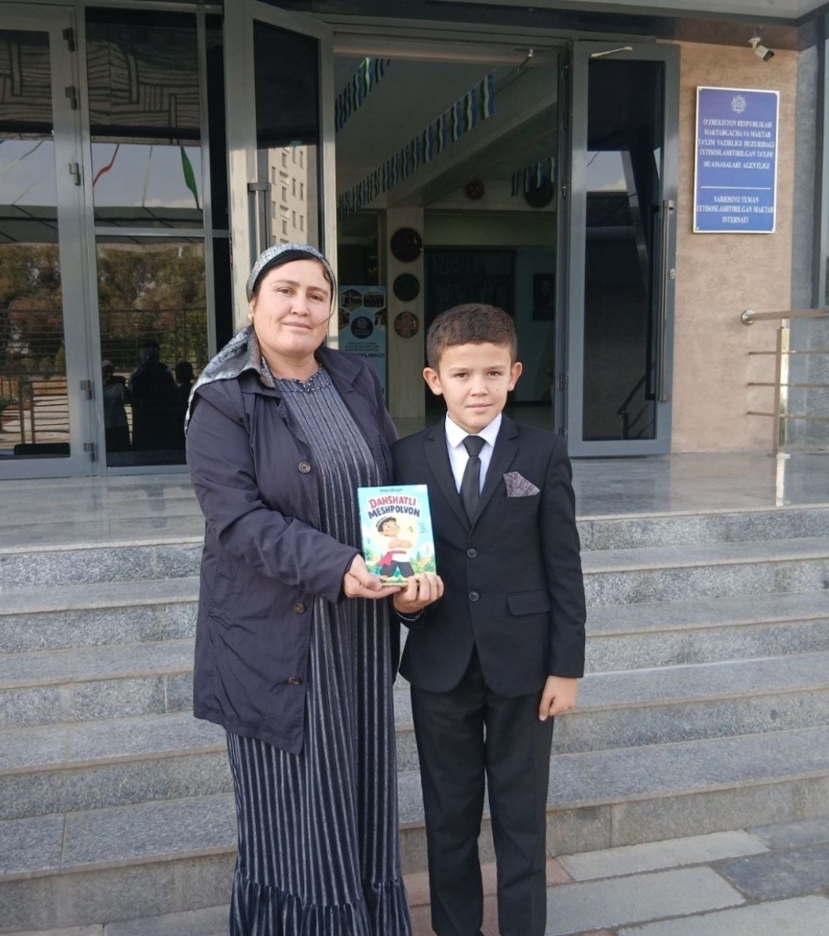 Kitobxon o‘quvchimiz o‘qituvchisi bilan qiziqarli asar mutolaasida