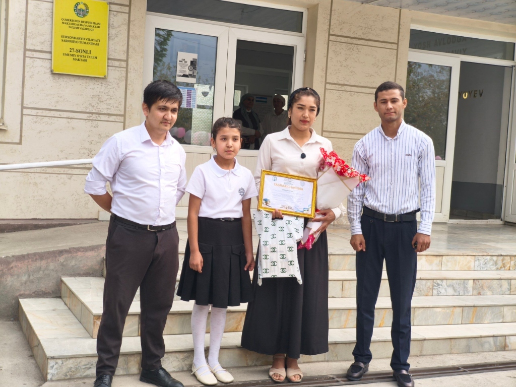27-sonli maktab ustoziga tashakkurnoma va esdalik sovg‘alari topshirildi